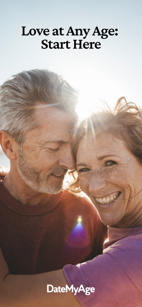 Feliz pareja madura sonriendo junta con el texto El Amor a Cualquier Edad Comienza Aquí para la aplicación DateMyAge