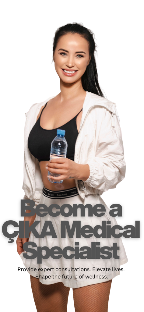 ÇIKA - Eine lächelnde Frau in weißer Sportkleidung, die eine Wasserflasche hält, mit Text darüber, eine Çika medizinische Spezialistin zu werden