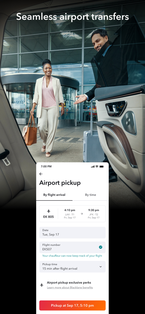 Ein professioneller Chauffeur öffnet einem Geschäftsreisenden am Flughafen eine Autotür, mit einer Überlagerung der Blacklane-App-Buchungsoberfläche, die Flugverfolgung und Abholdetails anzeigt.
