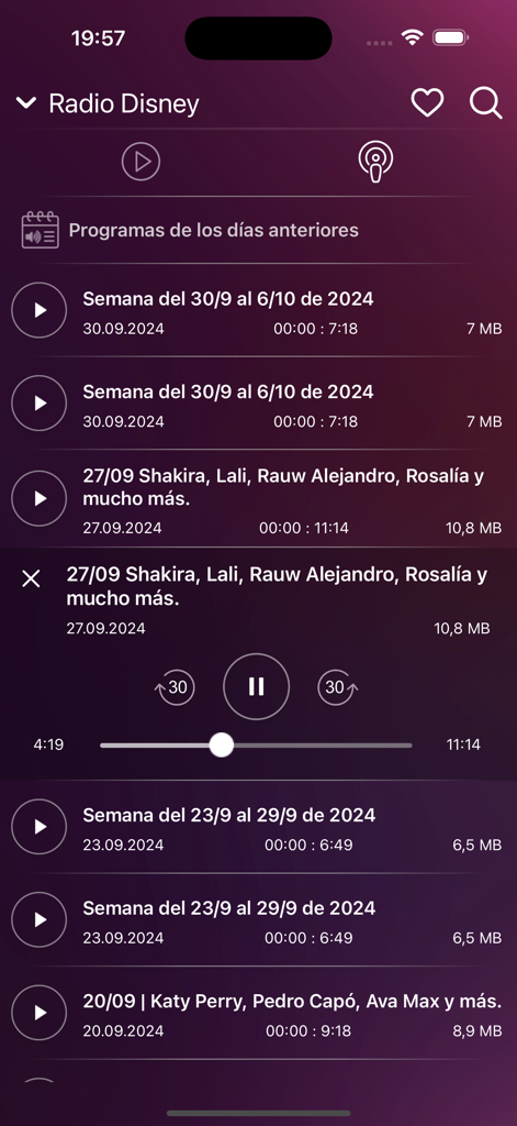 Uma tela de smartphone exibindo uma lista de programas de rádio arquivados e um reprodutor de áudio para a Radio Disney no aplicativo MyRadioEnVivo Argentina
