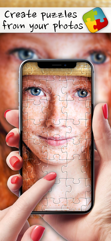 Une main tenant un smartphone montrant un puzzle créé à partir d'une photo personnelle d'une jeune fille aux taches de rousseur.