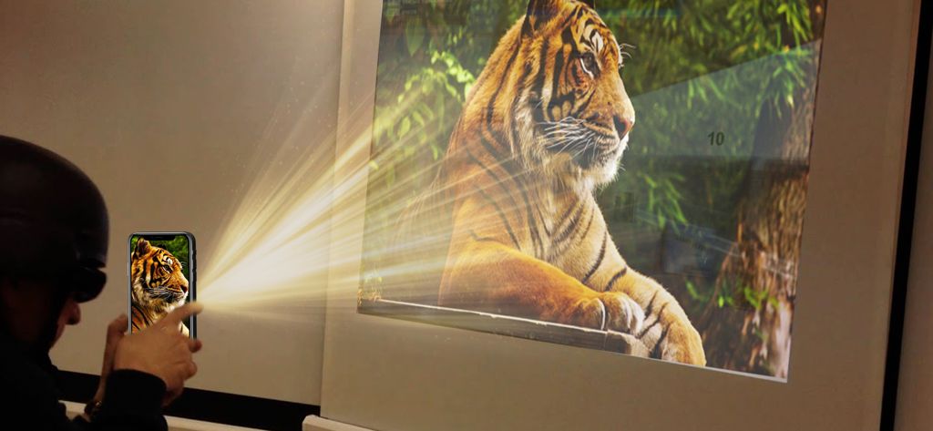 AR VideoLab - Un smartphone usando AR VideoLab para proyectar un video de un tigre en una pared