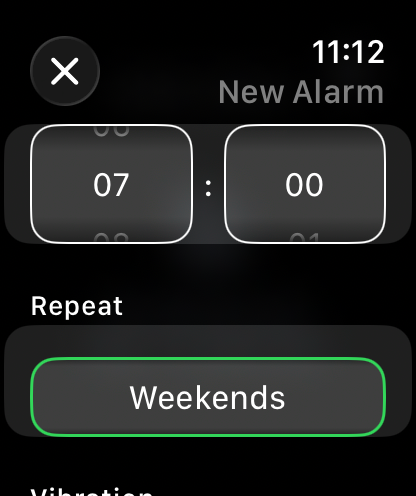 Interfaz para configurar una nueva alarma silenciosa en un Apple Watch que muestra la selección de hora de las siete de la mañana y la opción de repetición de fin de semana.