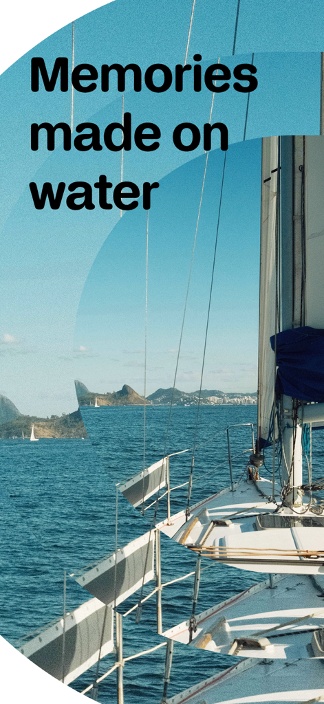 Click&Boat - Yacht Charters - Blick vom Deck eines Segelboots auf blaues Wasser mit einer malerischen Küste in der Ferne