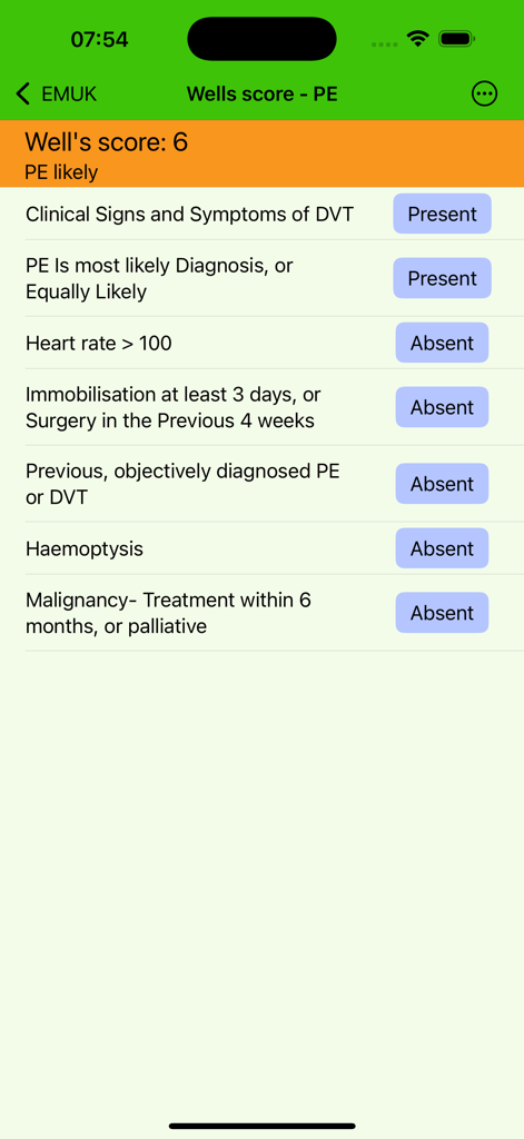 Aplicación médica EMUk que muestra el cálculo y el resultado de la puntuación de Wells para la embolia pulmonar