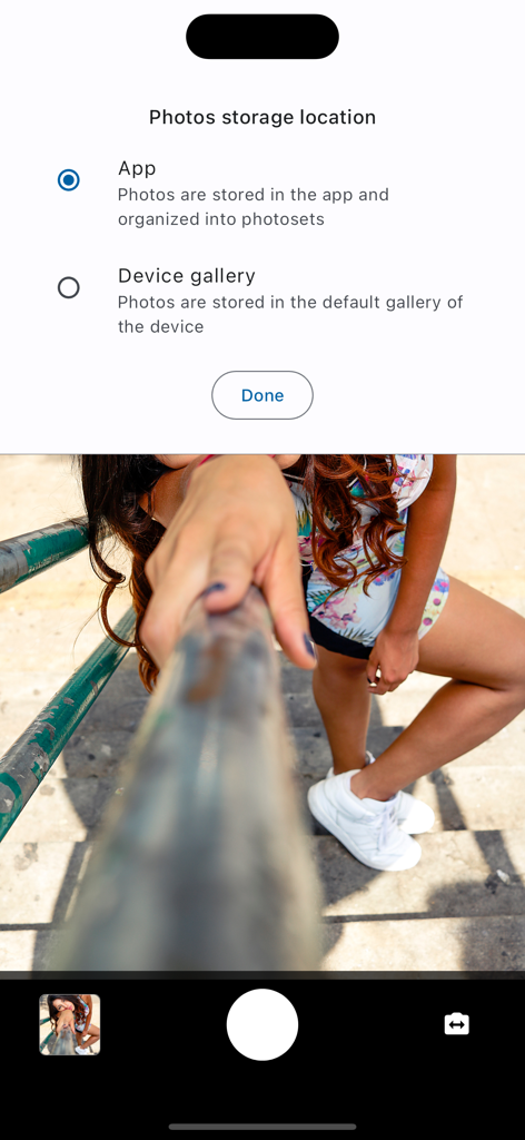 selfer - timer camera - Interface of the selfer app showing the photo storage location settings with a live camera preview at the bottom.