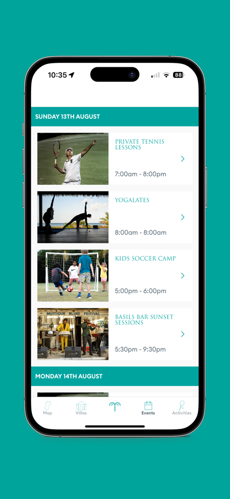 Pantalla de eventos de la aplicación Mustique que muestra un horario diario de actividades en la isla, incluidas clases de tenis, yoga y sesiones de música en vivo.