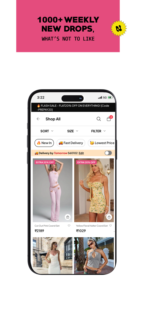 newme - Unleash your style - Un téléphone portable affichant l'interface de l'application mode newme avec des tenues tendance et une bannière annonçant les nouveautés hebdomadaires.
