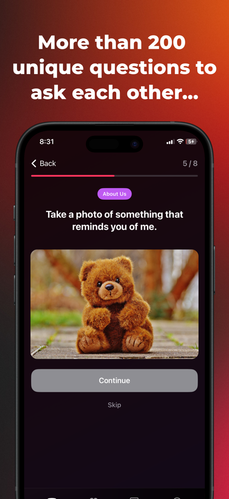 Lovely - Couple Games - Interfaz de la aplicación Lovely que muestra una pregunta de desafío de relación con una foto de un osito de peluche