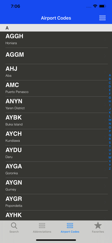 Una lista de códigos de aeropuerto y nombres de ciudades en la interfaz de la aplicación móvil Acrónimos de Aviación.