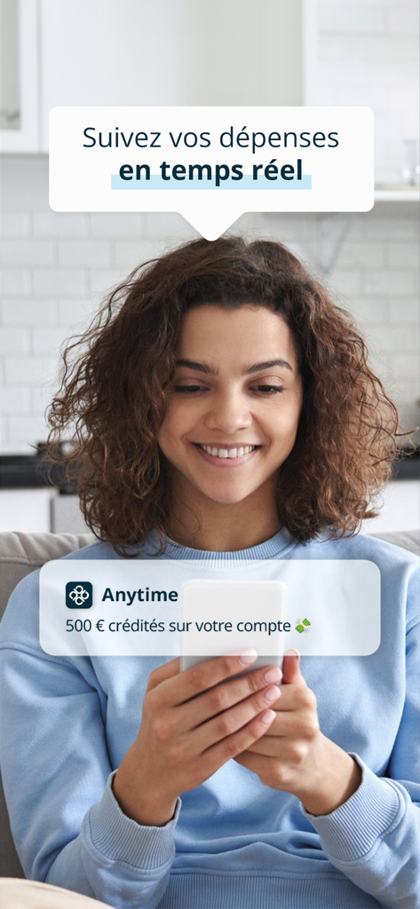 Anytime - Compte pro et asso - Un jeune professionnel souriant consultant son compte pro Anytime sur son smartphone avec une notification de transaction en temps réel