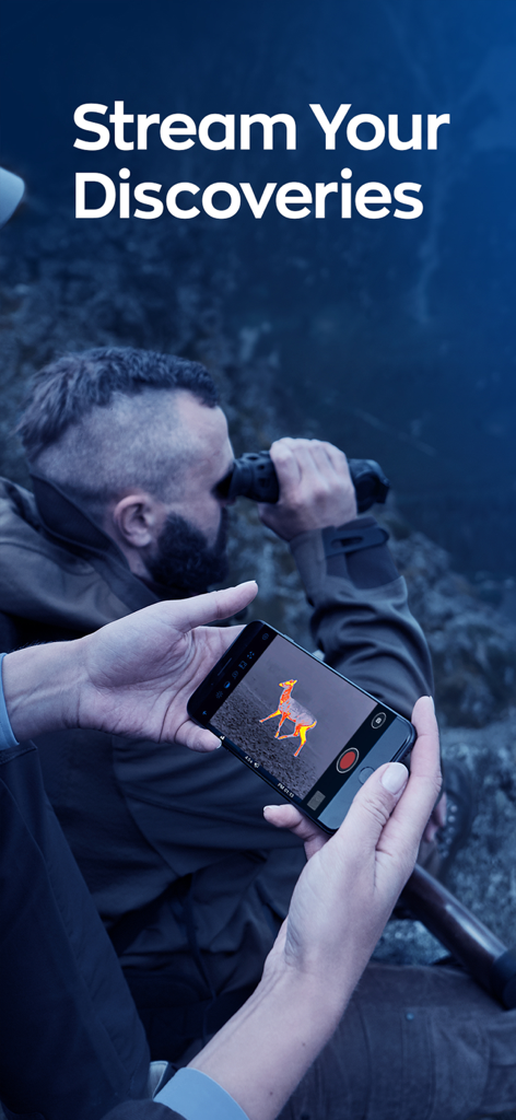 Stream Vision 2 - Une personne regardant une image thermique d'un cerf sur l'écran d'un smartphone à l'aide de l'application Stream Vision 2 en extérieur.