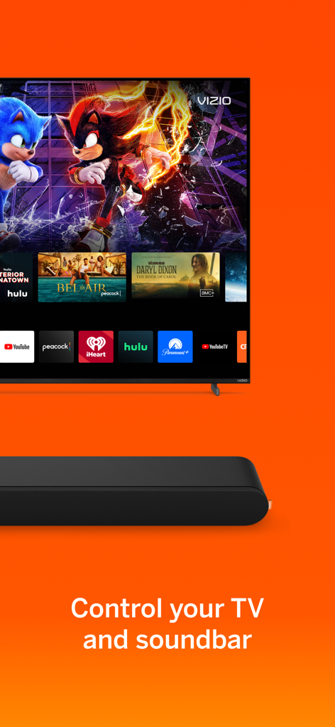 VIZIO | WatchFree+ - Un televisor inteligente y una barra de sonido VIZIO mostrados sobre un fondo naranja con texto sobre el control de dispositivos.