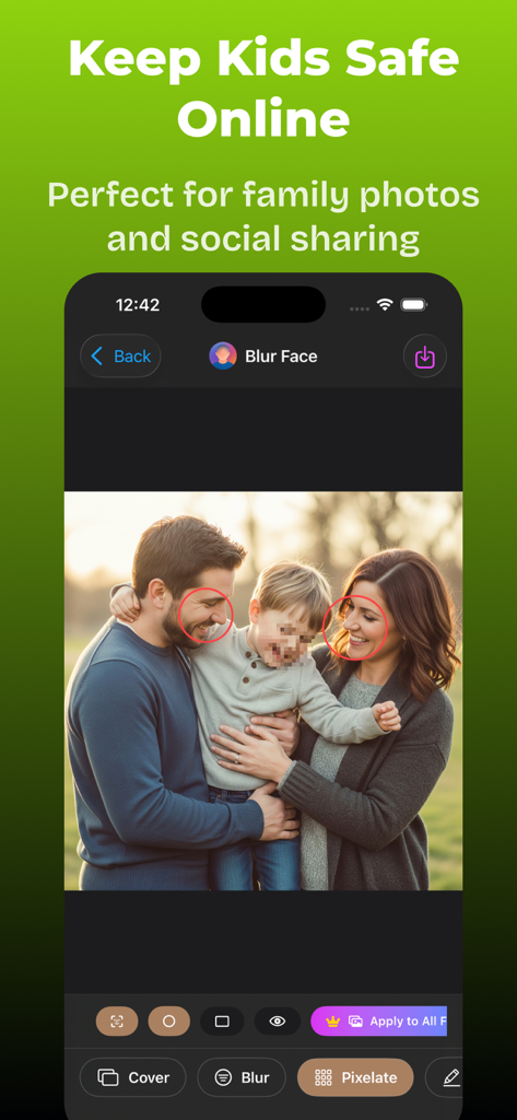 Blur Face - photo & video - Interface do aplicativo móvel mostrando uma foto de família com o rosto de uma criança pixelizado para garantir segurança e privacidade online
