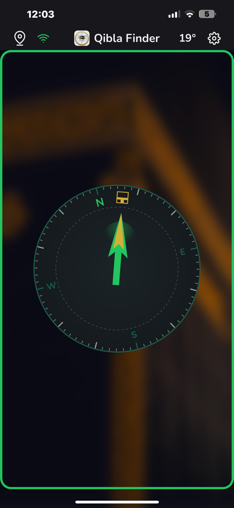 Qibla Finder One - Minimalist digital compass in the Qibla Finder One app showing a green arrow pointing towards the Kaaba icon.