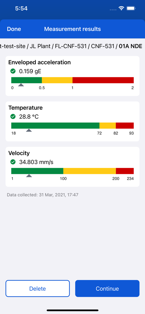 Pantalla de resultados de medición en la aplicación SKF ProCollect que muestra lecturas de aceleración envolvente, temperatura y velocidad para equipos industriales