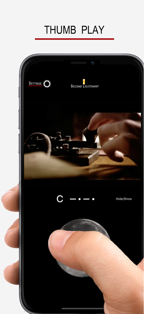 Telegraph - Morse Code ! - Eine Hand hält ein Smartphone und übt Morsecode in der Telegraph-App mit Daumen-Tippen.