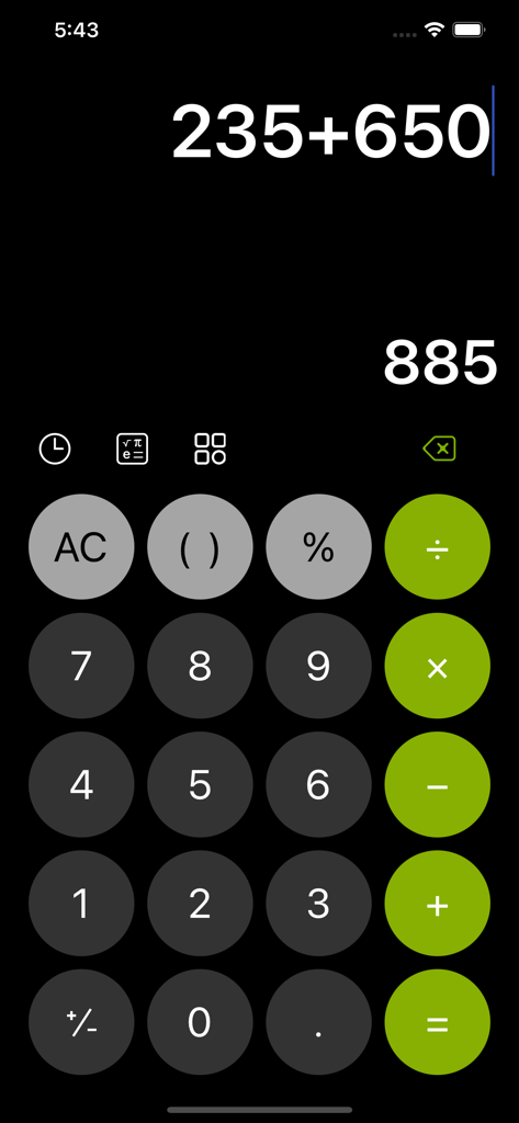 Calculator With History ™ - Tela principal do aplicativo Calculadora Com Histórico mostrando um cálculo básico de adição em modo escuro
