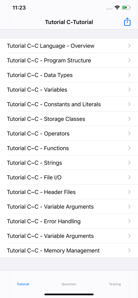 Una lista de lecciones de programación en C dentro de la aplicación que incluye temas como tipos de datos, variables y gestión de memoria.