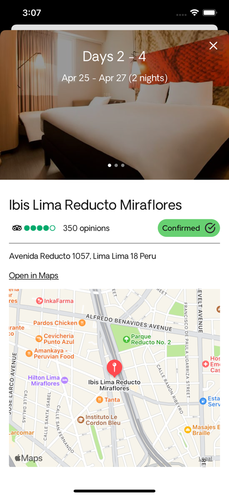 Exoticca: Travelers’ App - Pantalla de reserva de hotel en la app Exoticca que muestra los detalles de alojamiento confirmados y un mapa de ubicación en Lima, Perú.