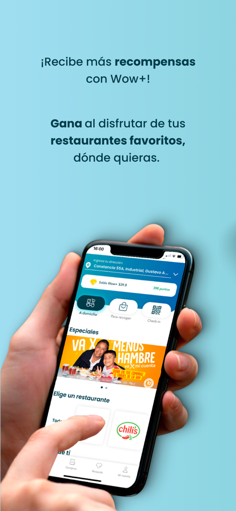 Wow+: ofertas en restaurantes - Una mano sosteniendo un smartphone que muestra la pantalla de inicio de la app Wow plus con recompensas de restaurantes y opciones de entrega.