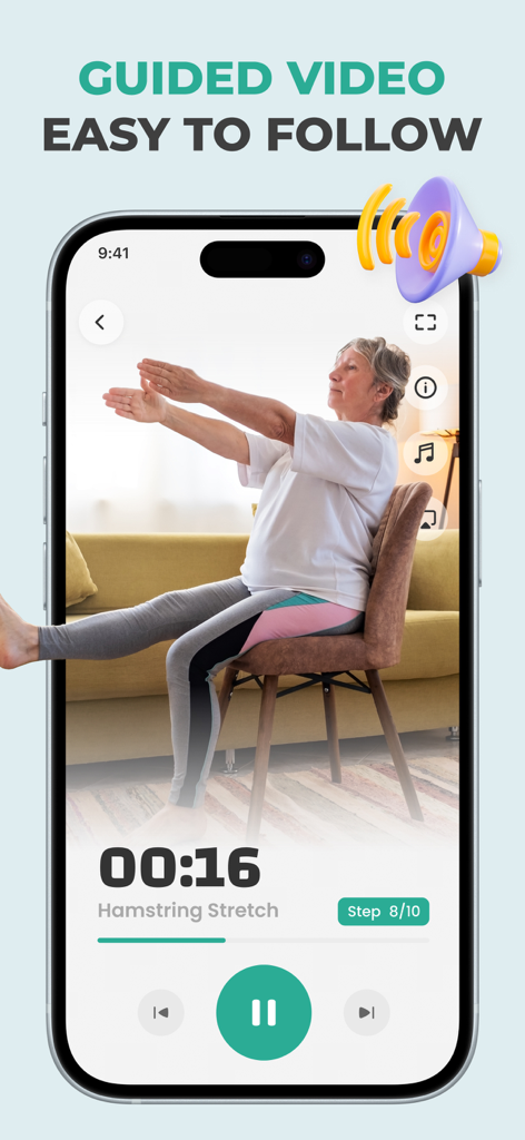 Una mujer mayor realizando un estiramiento de isquiotibiales sentada mientras sigue un video guiado en la aplicación SeniorFit.