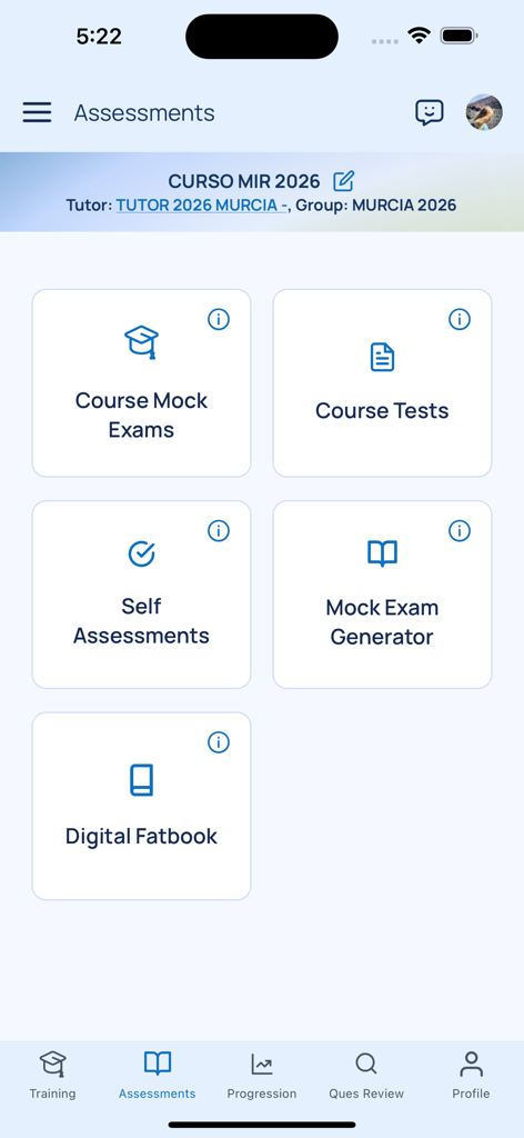 Menu d'évaluation de l'application Healthcademia montrant les options d'examens blancs et d'auto-évaluations