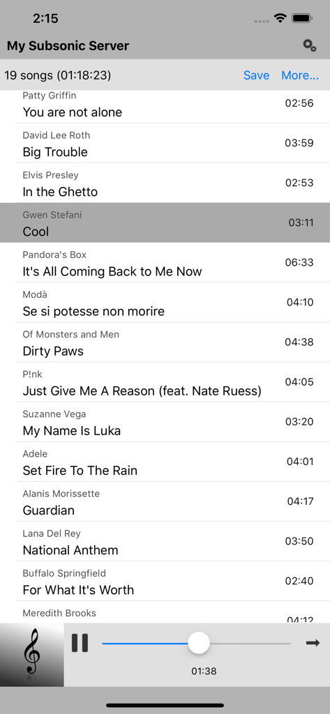 Interfaz de la aplicación Soundwaves mostrando una lista de reproducción de música desde un servidor Subsonic con controles de reproducción