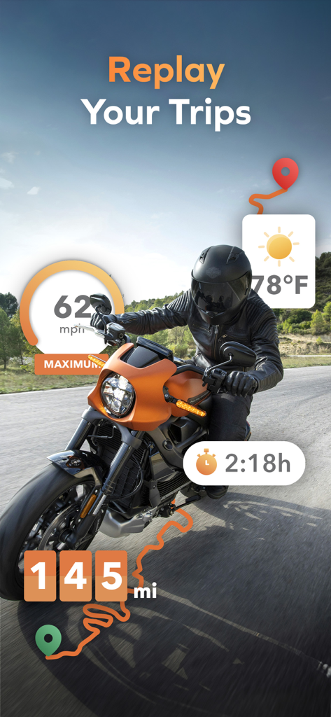 GeoRide - The Motorcycle App. - Un motociclista che guida una moto arancione con sovrapposizioni digitali che mostrano durata del viaggio, distanza e statistiche di velocità.