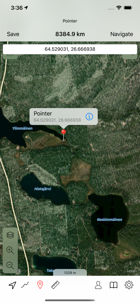 Vista satelital de lagos y bosques finlandeses con un puntero de navegación y coordenadas GPS en la aplicación Mapas Topo Finlandia