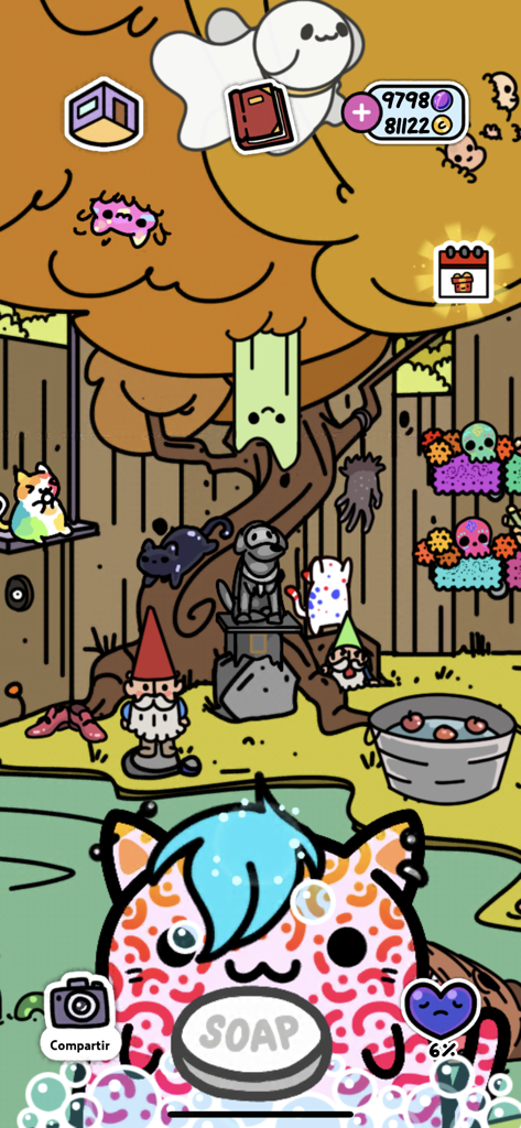 Un gato con patrones rosas y pelo azul siendo bañado con jabón en el juego móvil KleptoCats.