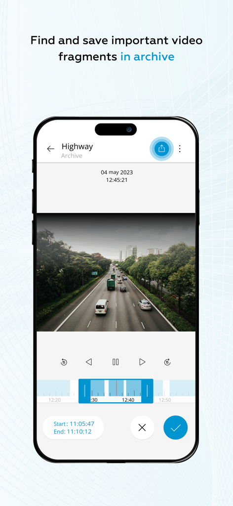 Eocortex - Eocortex mobile App-Oberfläche, die eine Videarchivwiedergabe mit einem Autobahnverkehrs-Feed und einer Zeitleiste zum Speichern von Clips zeigt.