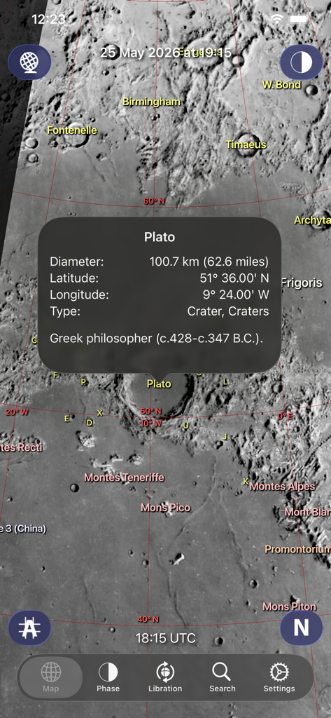 Un mapa detallado de la superficie lunar en la aplicación Atlas Lunar que muestra una ventana emergente con información sobre el cráter Platón.