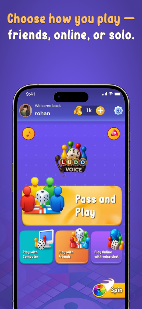 Ludo Voice - Pantalla del menú principal de la aplicación Ludo Voice que muestra varias opciones de juego, incluido 'Pasar y Jugar' y 'Chat de Voz en Línea'.
