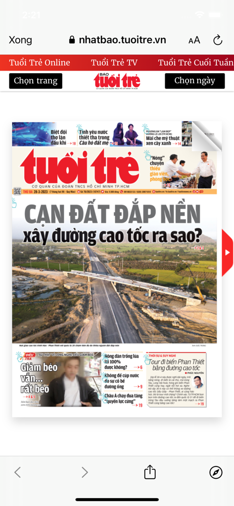 Tuoi Tre Online app displaying a digital newspaper front page with Vietnamese news articles