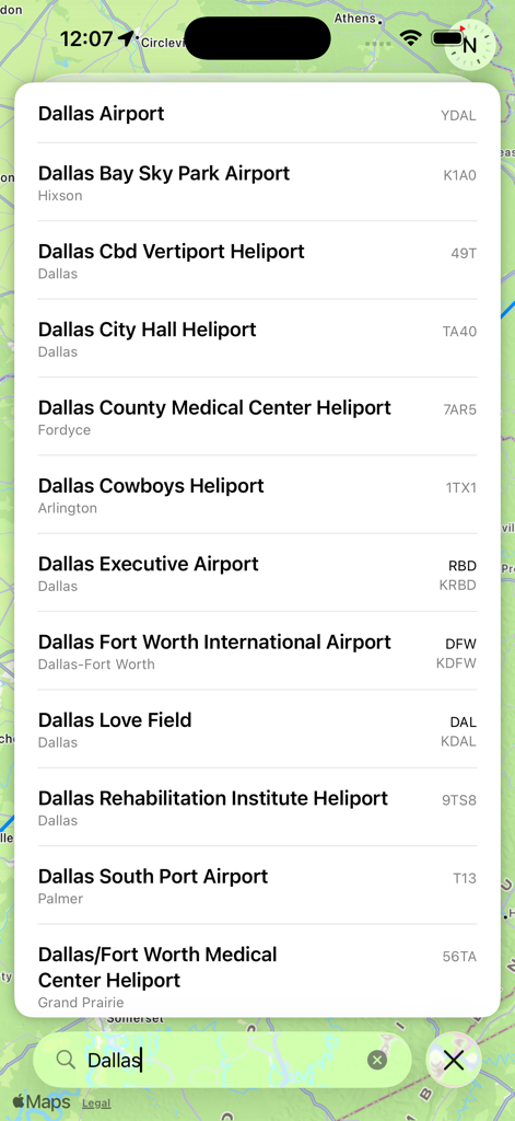 Resultados de búsqueda de aeropuertos y helipuertos en Dallas dentro de la interfaz de la aplicación Flight Nav