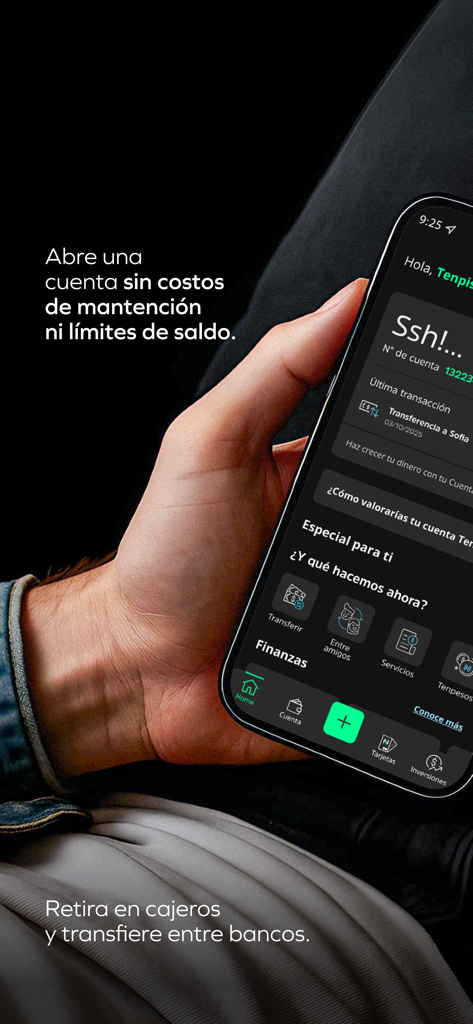 Tenpo - Una cuenta muy tú - Una mano tiene uno smartphone che mostra l'interfaccia dell'app Tenpo con informazioni su conti senza commissioni e trasferimenti bancari.