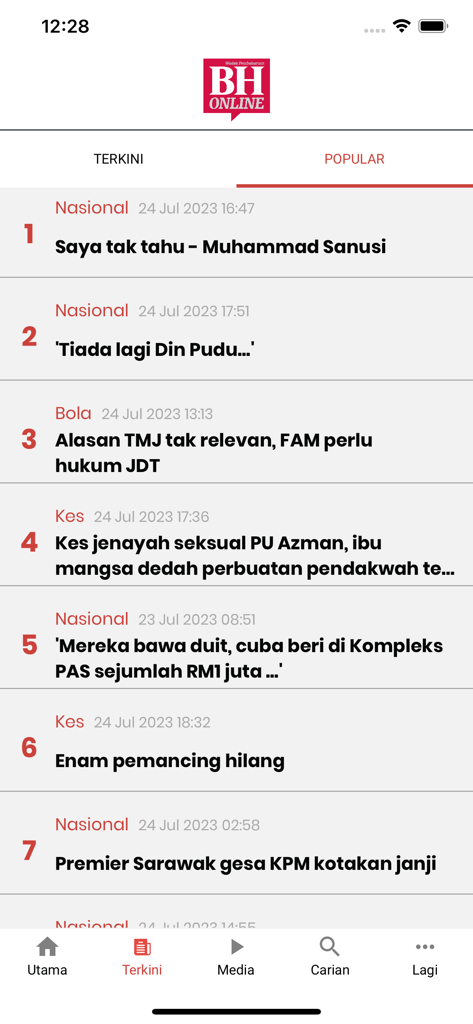 Une liste d'articles d'actualité tendances et populaires en Bahasa Melayu dans l'interface de l'application Berita Harian Mobile.