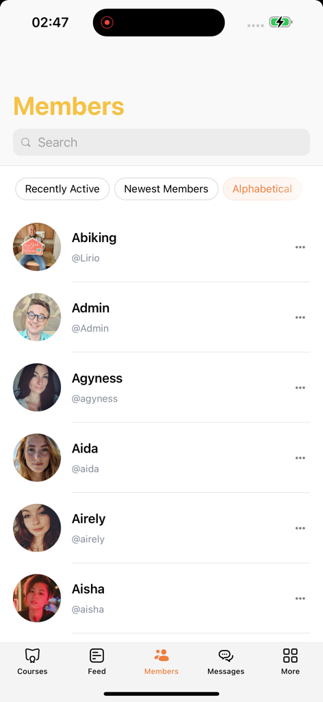 Eine Liste von Studenten im Mitgliederverzeichnis der Design Destiny Mobile App mit Profilbildern und Suchfunktion.