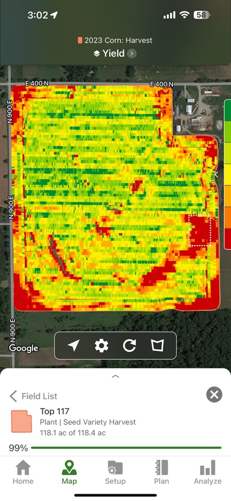 Operations Center Mobile - Una vista de mapa satelital de un campo agrícola con un mapa de calor de rendimiento codificado por colores en la aplicación John Deere Operations Center Mobile.