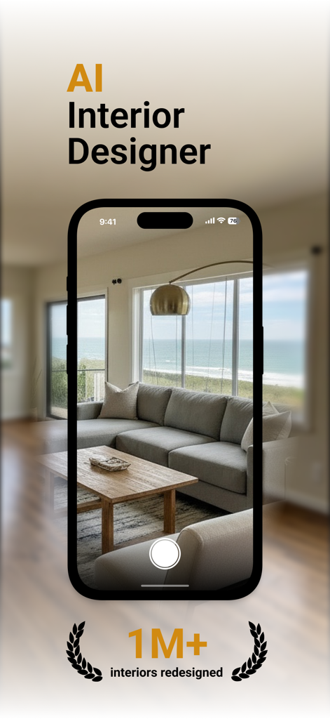 Interior AI - Home Designer AI - Smartphone-Bildschirm, der die Interior Designer AI-App mit einer Wohnzimmer-Neugestaltung und einem Küstenblick anzeigt