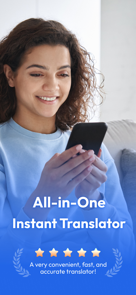 Instant Translator - Translate - Uma mulher sorridente usando o aplicativo Tradutor Instantâneo em seu smartphone com uma exibição de avaliação de cinco estrelas