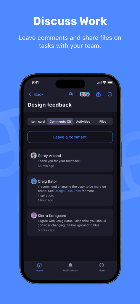 Interfaccia dell'app mobile Plaky che mostra commenti del team e collaborazione su un progetto di feedback di design