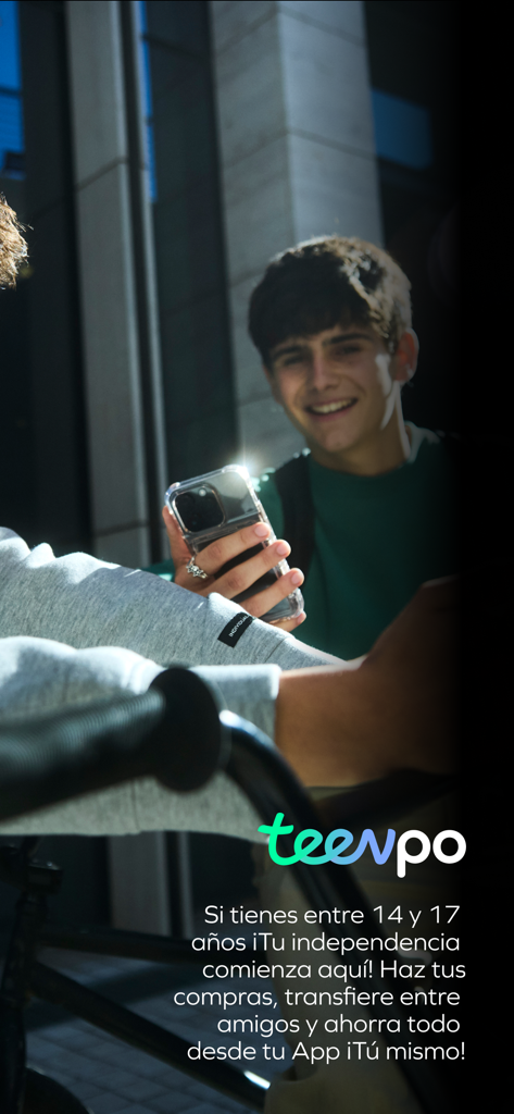 Tenpo - Una cuenta muy tú - Un giovane tiene uno smartphone che mostra il logo Teenpo, promuovendo l'indipendenza finanziaria per gli adolescenti.