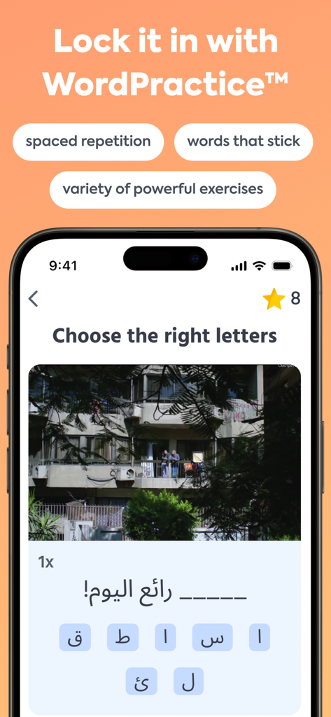 Playaling: Learn Arabic - 실제 영상 이미지가 있는 WordPractice라는 대화형 아랍어 문자 선택 연습을 보여주는 Playaling 앱 인터페이스.