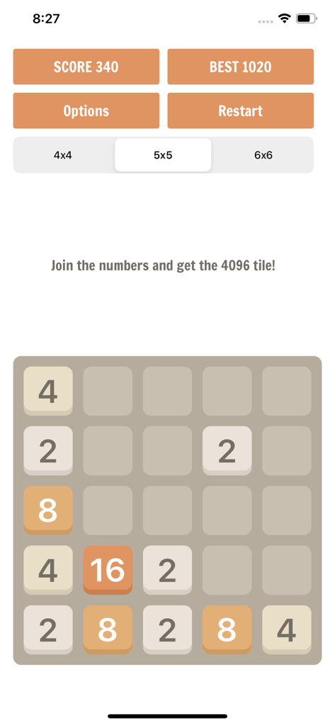 Interfaz del juego de rompecabezas móvil Super 4096 mostrando una cuadrícula 5x5 con fichas numeradas y puntuación actual