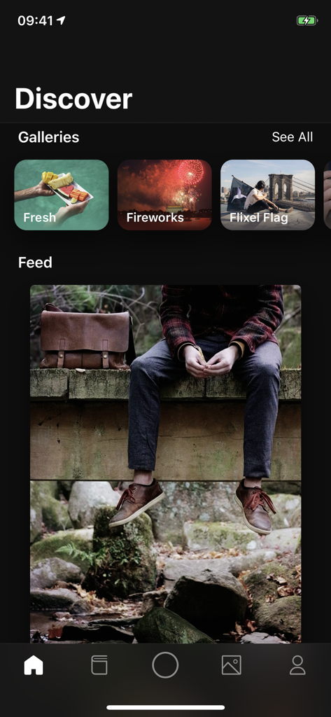 Cinemagraph Pro Discover screen showing curated galleries and a creative community feed.