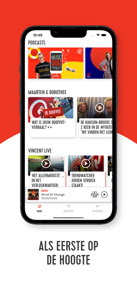La pantalla de inicio de la app Qmusic mostrando varios mosaicos de podcasts y una barra de reproductor de música en vivo en la parte inferior