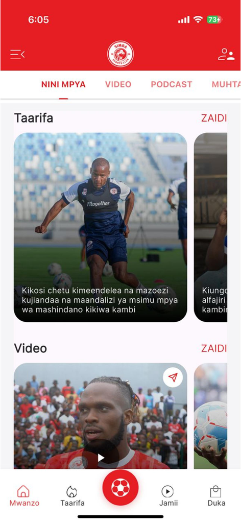 Interfaz de la aplicación móvil Simba SC mostrando las últimas noticias y videos de fútbol en swahili.