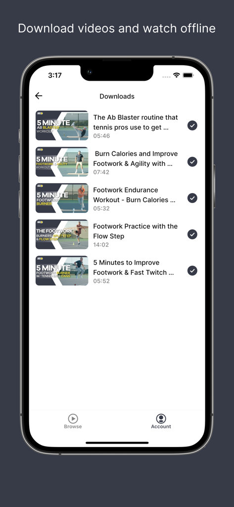 Fit4Tennis - Interface de l'application Fit4Tennis montrant une liste de vidéos d'exercices de tennis téléchargées pour une visualisation hors ligne, y compris des routines de jeu de jambes et d'abdominaux.
